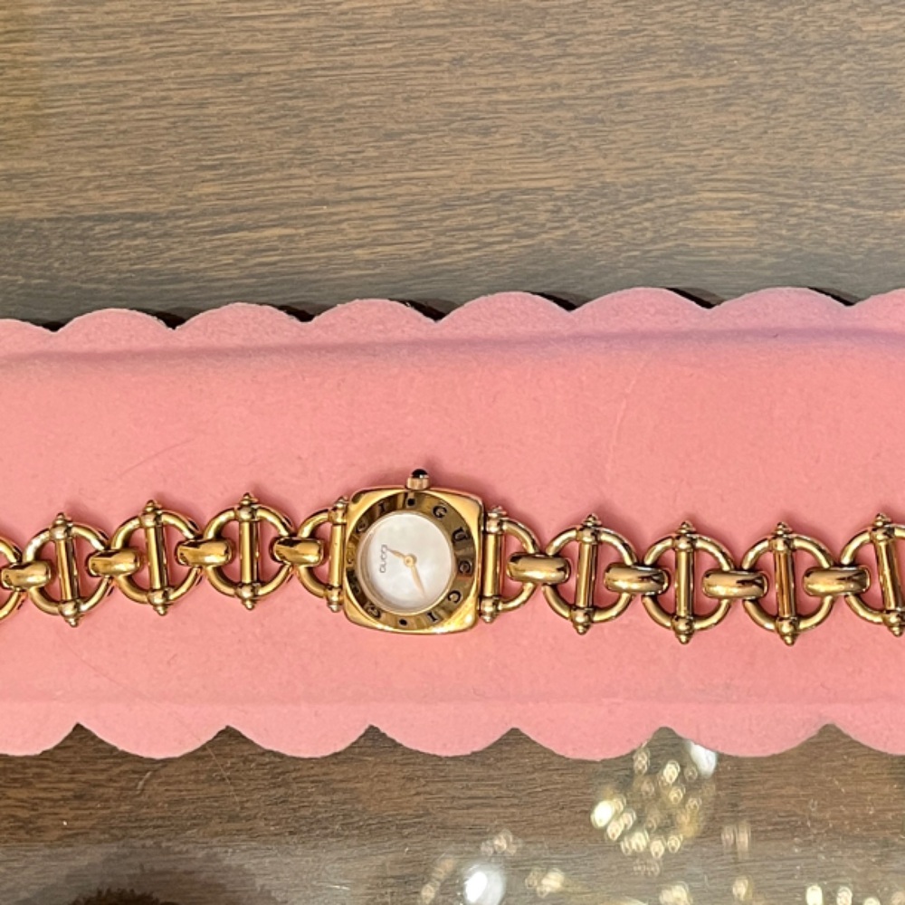 Gucci Gold Women's Watch with Chain Link Design